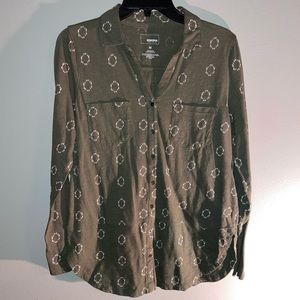 Sonoma Long Sleeve Button Down Shirt. Size Medium.